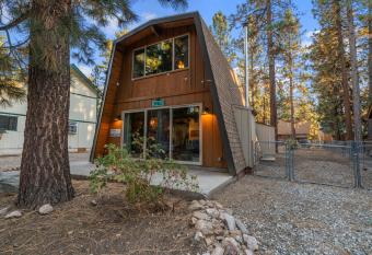 The Cozy Bear Cabin - Updated gambrel with huge outdoor space! Cornhole, Tether ball, Fire pit! has rooms with a private hot tub