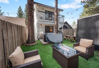 The Cub House - WALK TO OKTOBERFEST! Modern aesthetics meet mountain charm! has rooms with a private hot tub