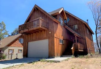 The Fox Paw - Cozy and spacious cabin! Family game room with Foosball and Pool Table! Jet Tub! allows 18 year olds to book a room