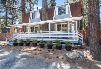 Middle Bear Chalet -Perfect getaway for a weekend in the mountains! allows 18 year olds to book a room