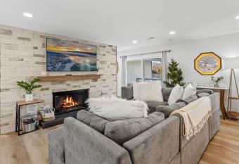 Sun Bear 3 - This is where it all happens! By far the best location Big Bear has to offer! allows 18 year olds to book a room