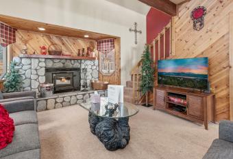 Sunset Chalet - Cozy and spacious cabin nestled among tall pines with Hot Tub! has rooms with a private hot tub
