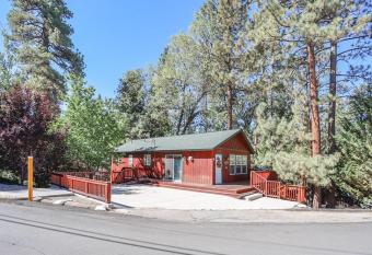 Sunset Haven - Charming property nestled among the pines, complete with hot tub! has rooms with a private hot tub