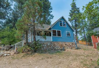 Sweet Blue Spruce - Perfect vintage style two bedroom! Roomy, rustic and cozy little cabin! allows 18 year olds to book a room