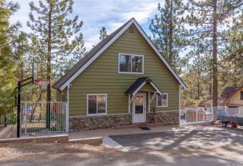 Sweet Retreat - Spectacular little hideaway, cozy family getaway near the lake! allows 18 year olds to book a room