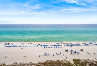 PCB Emerald beach retreat has rooms with a private hot tub