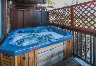 Snow Summit Townhouse - Snow summit at your doorstep! Private hot tub! has rooms with a private hot tub