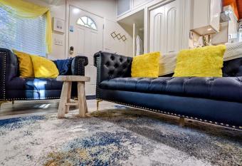 Snow White Retreat - Central Air and cool d  cor at this Big Bear Lake location! allows 18 year olds to book a room