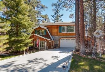 Stonehouse Retreat - Spacious mountain home with Game Room, WiFi, and perfect for family gatherings! allows 18 year olds to book a room