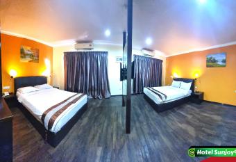 Hotel Sunjoy9 Klang has rooms with a private hot tub