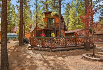 Shepherd's Cabin - Gambrel cabin, spacious while still being cozy and inviting! allows 18 year olds to book a room