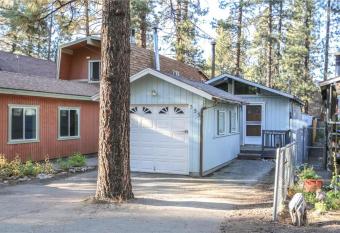 Sherwood Cottage - Charming and cozy cabin that has back deck with a Hot Tub! has rooms with a private hot tub