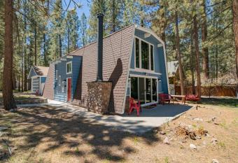 Sherwood Pines - Getaway to the mountains! Comfortable Gambrel style with a Pool Table! allows 18 year olds to book a room