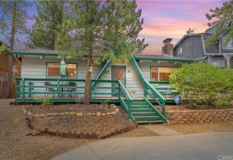 Robin Hood's Hideaway - Charming Sierra style home with Hot Tub, Fully Fenced Yard and Large Patio! has rooms with a private hot tub