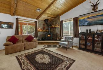 Robins Nest - Serene mountain retreat! Large fully fenced backyard! has Balcony rooms