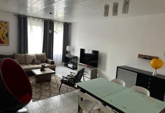 Appartement duplex tout confort allows 18 year olds to book a room