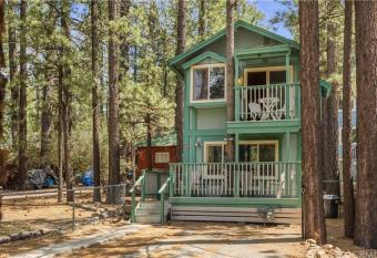 Retro Ski Cabin- Adorable cabin, super cute and woodsy, located in the quiet area of Big Bear City! allows 18 year olds to book a room