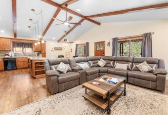 Moose Tracks Lodge - Forest and mountain views! Smart TV with streaming app and Game Room! allows 18 year olds to book a room