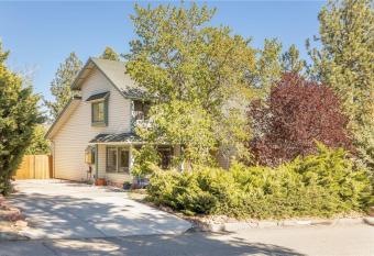 Mount Bearadise - Located in a beautiful quiet area of Big Bear City! Pool Table and Arcade Games! allows 18 year olds to book a room