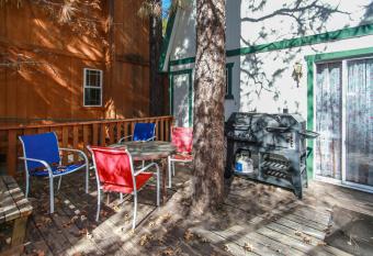 Bear 'n Tree - Cozy cabin near the Village allows 18 year olds to book a room