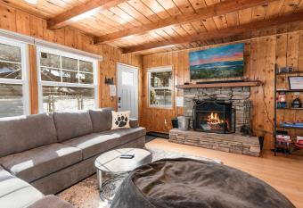 Bear's Booth - A true cabin experience with all the charm! Stunning wood interior! allows 18 year olds to book a room