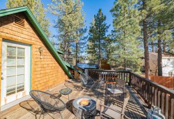 Bear Pause -Walk to lake and Alpine Slides! Beautiful knotty pine interior! allows 18 year olds to book a room