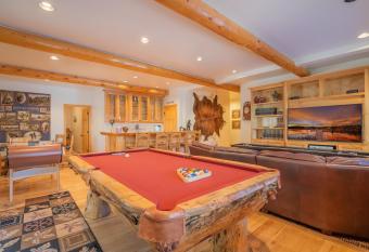 Bearfoot Bungalow - Premium and spacious home close to the National Forest and The Village! has rooms with a private hot tub