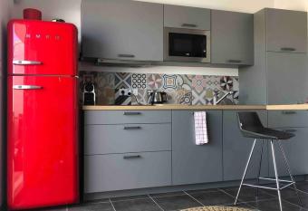 Votre appartement climatis      deux pas de la mer ! allows 18 year olds to book a room