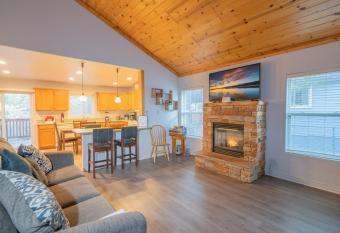Brown Bear Lodge - Cozy mountain home situated within the quiet and ideal Sugarloaf neighborhood allows 18 year olds to book a room
