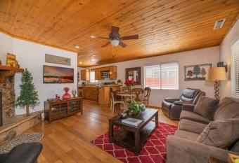 Cabin Chic - Cozy mountain home with WIFI, close to everything! allows 18 year olds to book a room