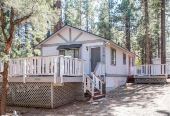 Cedar Pines - Mountain home in a tree filled neighborhood with WIFI allows 18 year olds to book a room