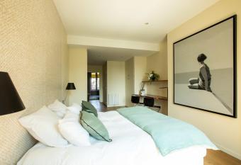 LA VILLA FLEURY-Apparth  tel de standing- La Nacre color  e et contemporaine has Balcony rooms