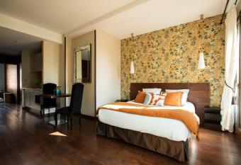 LA VILLA FLEURY - Apparth  tel de standing - L Eb  ne chaleureux et standing has Balcony rooms