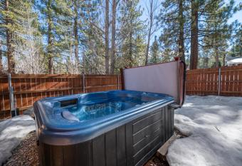 Happy on the Lake - Come and relax in this quiet cabin perfect for your family getaway! has rooms with a private hot tub