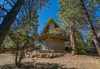 Heavenly Sky - Located in Big Bear City, nearby Snow Play with Pool Table! allows 18 year olds to book a room