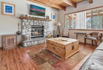 Hikers Haven -Only steps to the National Forest and trails! allows 18 year olds to book a room