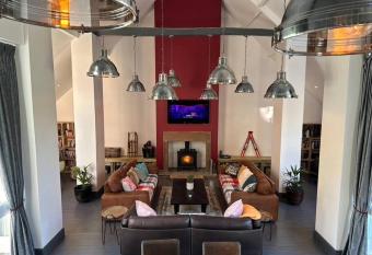 Morland Hall The Coach House 1861 allows 18 year olds to book a room