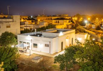 Villa Giardino delle Zie- possibilit   di servizio mezza pensione cena al tavolo colazione-vicino Ospedale Cardinale Panico Tricase has Balcony rooms