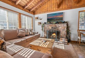 Lazy Moose - Modern cabin perfect for small famalies! allows 18 year olds to book a room