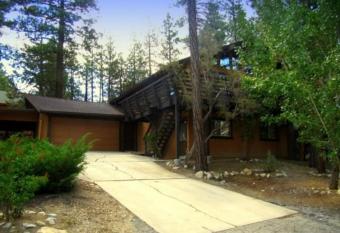 Mama Bear's Den - Spacious and comfortable, perfect for a family getaway with Hot Tub! has rooms with a private hot tub