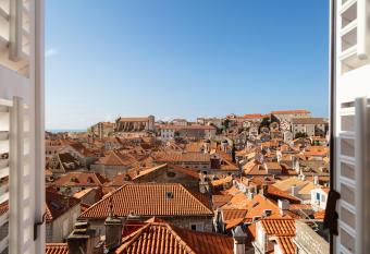 Villa Lapisa has rooms with a private hot tub