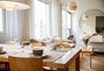 Tyylik  s kolmio ilmastoinnilla ja ilmainen parkkihalli has Balcony rooms