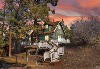 Juniper's Cottage - Secluded hideaway with a large fenced yard giving the feeling of privacy! has rooms with a private hot tub