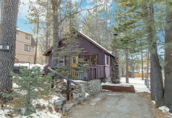 The Cozy Cub - Cozy vintage cabin, Hot tub, gas grill, quiet area! Perfect place to relax! has rooms with a private hot tub