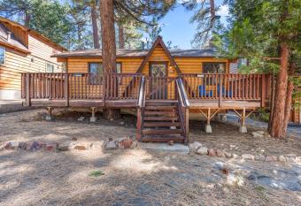The Cuddle Inn - True feeling of a great cabin! Beautiful and homey! Walking distance to the lake! allows 18 year olds to book a room