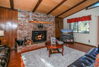 Treetop Falls - Great property close to the ski slopes, Close to everything Big Bear has to offer! allows 18 year olds to book a room