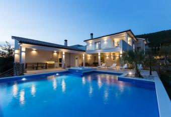 Villa Casta Diva has Balcony rooms