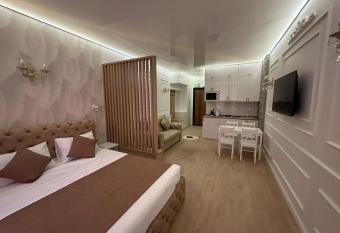 Moonlight Apart-Hotel Intourist Residence Batumi has rooms with a private hot tub