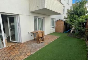 Bel appartement terrasse+jardin has Balcony rooms