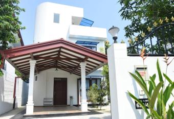 Sanmi Home Rentals Battaramulla has Balcony rooms